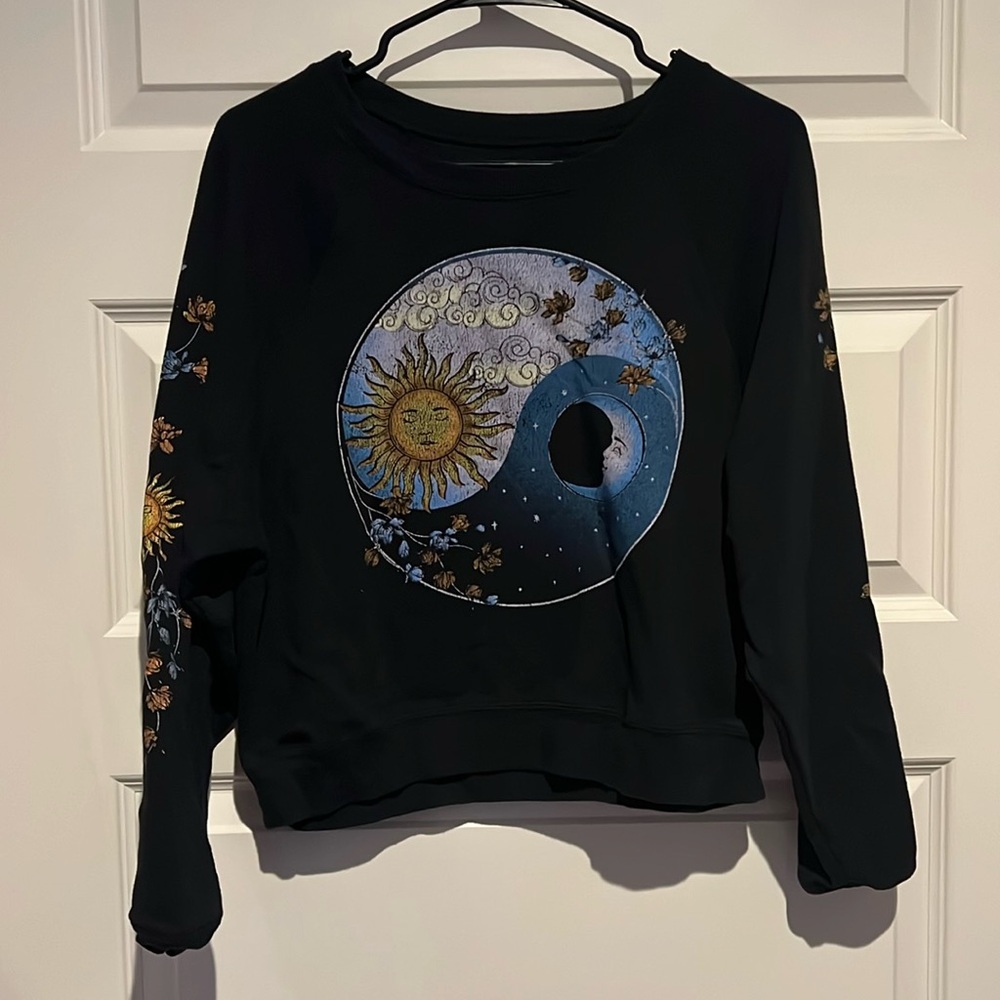 Cropped sweater w/ sun moon design